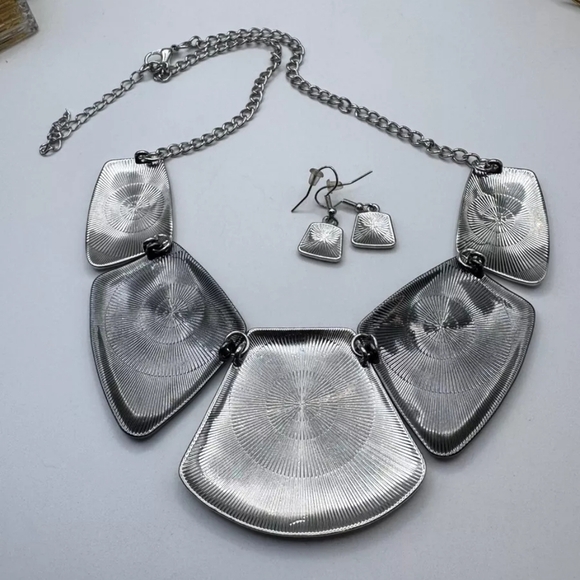 Magnificent Musings Silver Toned Set - Picture 4 of 10